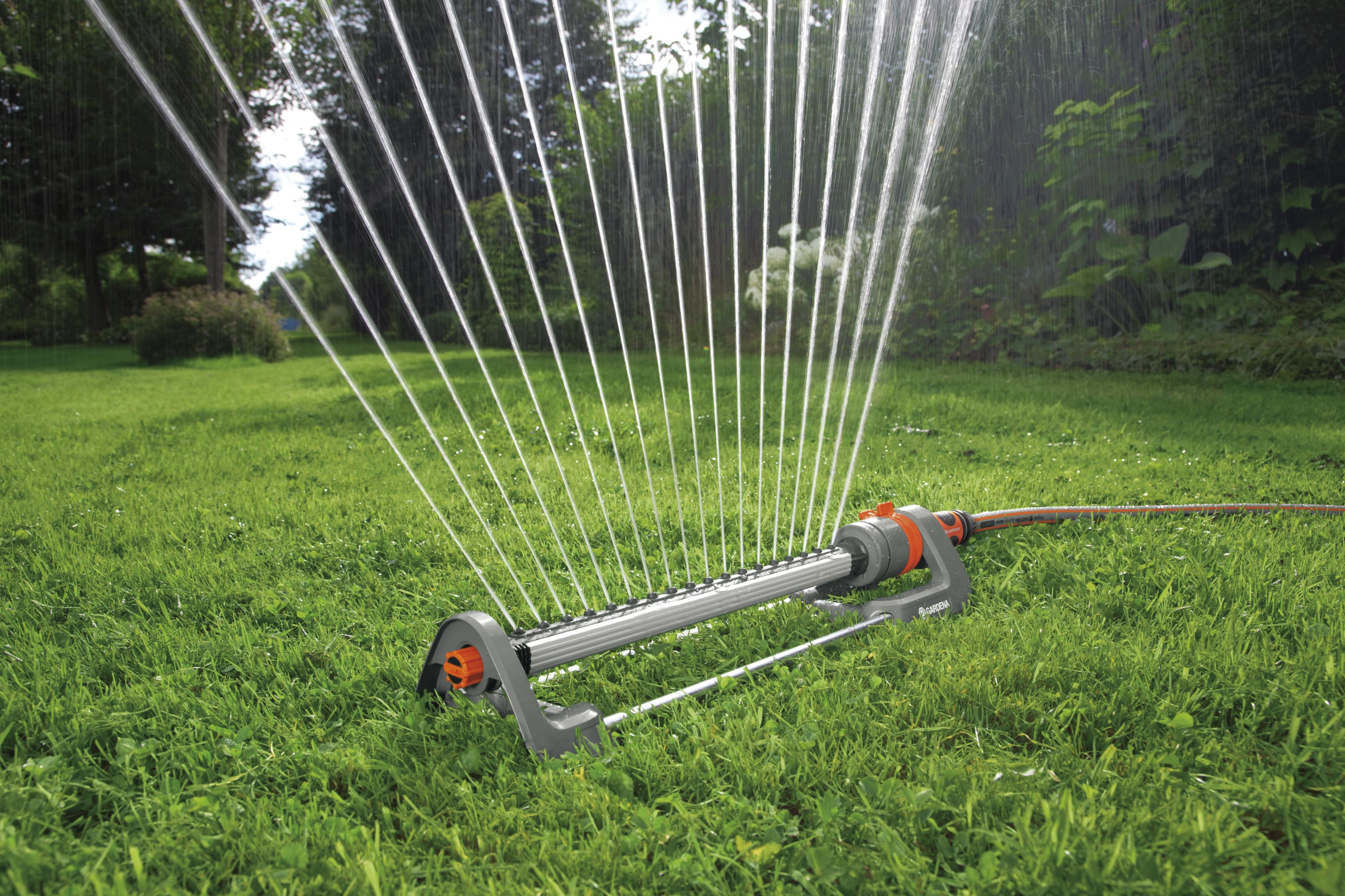 2084-20 sprinkling width of up to 16 m no maintenance due to steel filter GARDENA Classic Oscillating Sprinkler Polo 280: Lawn sprinkler for even watering of areas from 120-280 m/² range 8-18 m